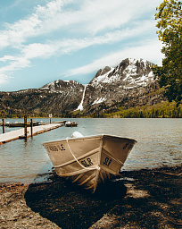 Картина «Озеро и лодка в горах»