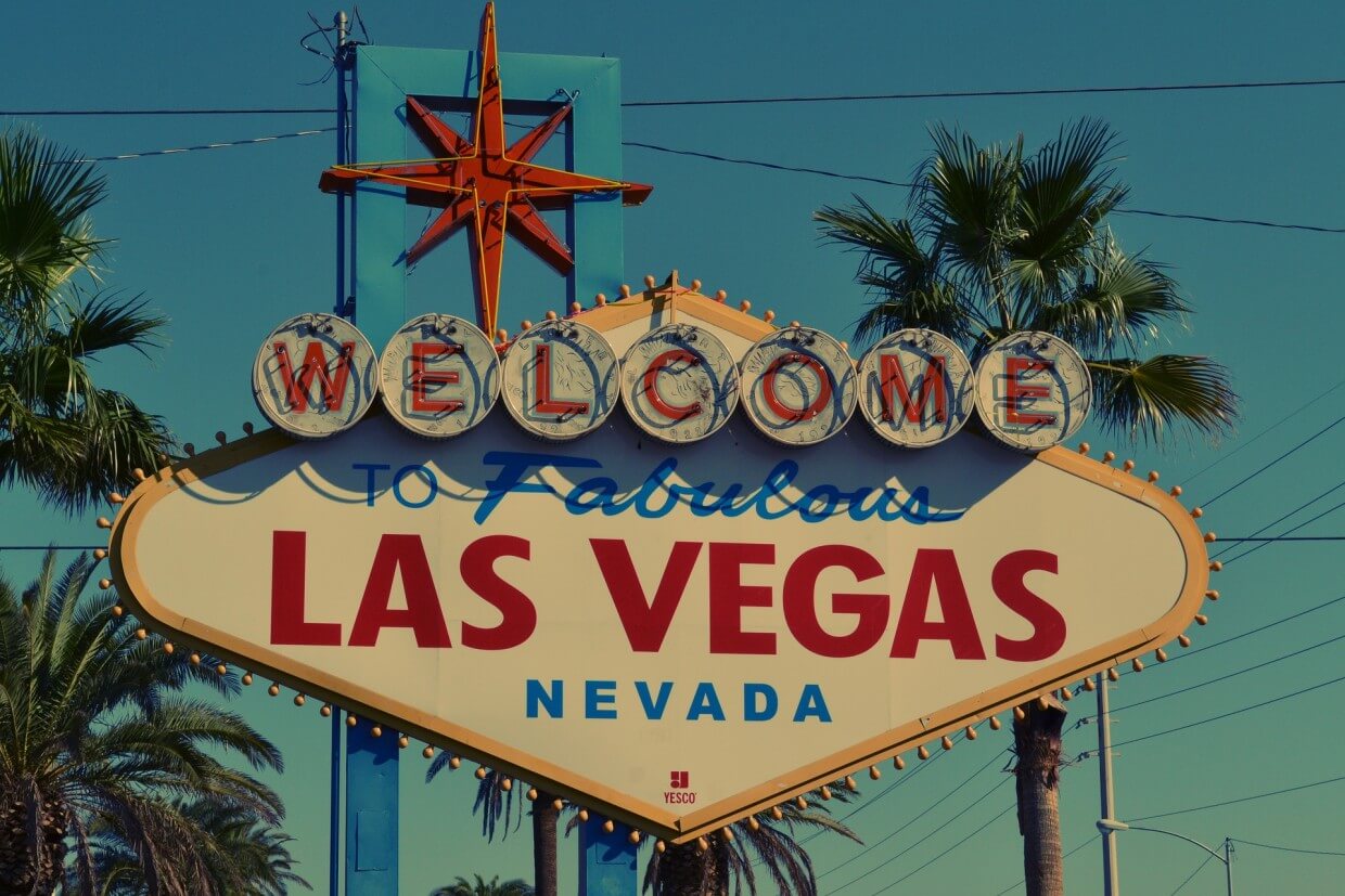 Вид на знаменитый знак «Добро пожаловать» в Лас-Вегасе, штат Невада