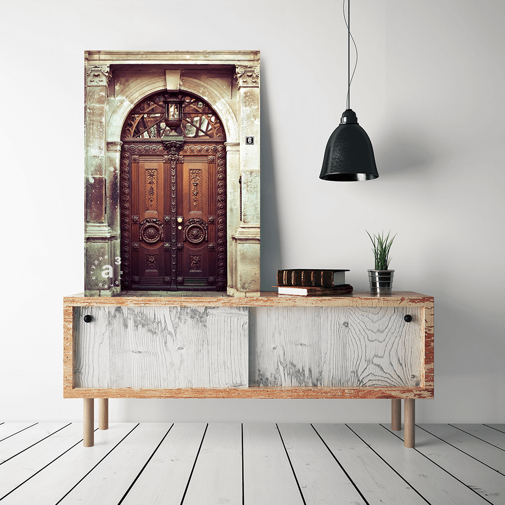 Декоративная деревянная дверь в Мадриде, Испания. Старая архитектура.