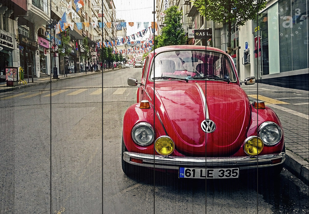 Volkswagen VW Beetle, красного цвета с желтыми фарами, припаркованный на улице европейского города во время праздника
