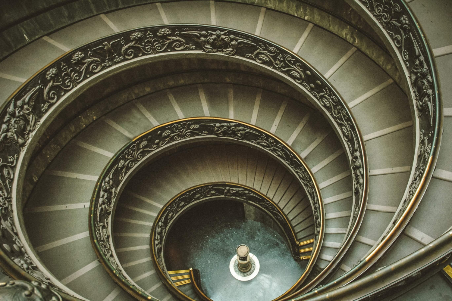 Знаменитая винтовая лестница в музее Ватикана
