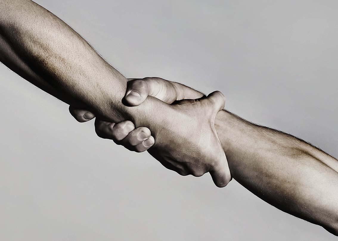 Спасение, помощь жестом или руками. Сильно держась. Крупным планом, две руки, рука помощи друга. Рукопожатие, руки, дружба. Дружественное рукопожатие, приветствие друзей, работа в команде, дружба.
