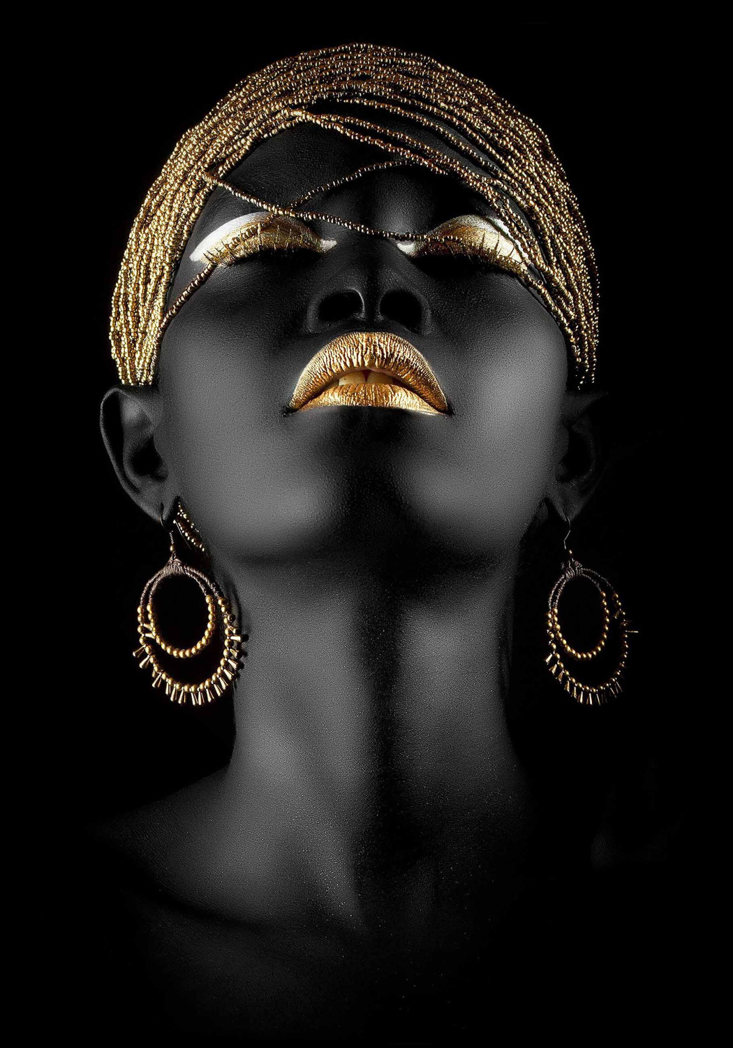 Африканка в золоте
