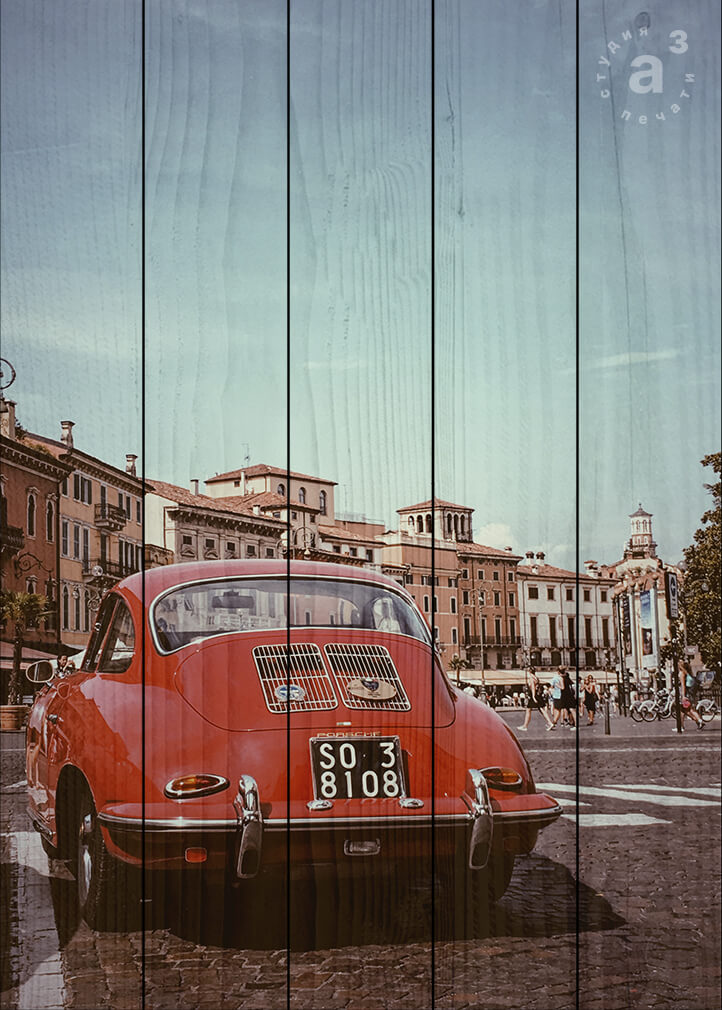 красный старый итальянский автомобиль на площади средиземноморского европейского города