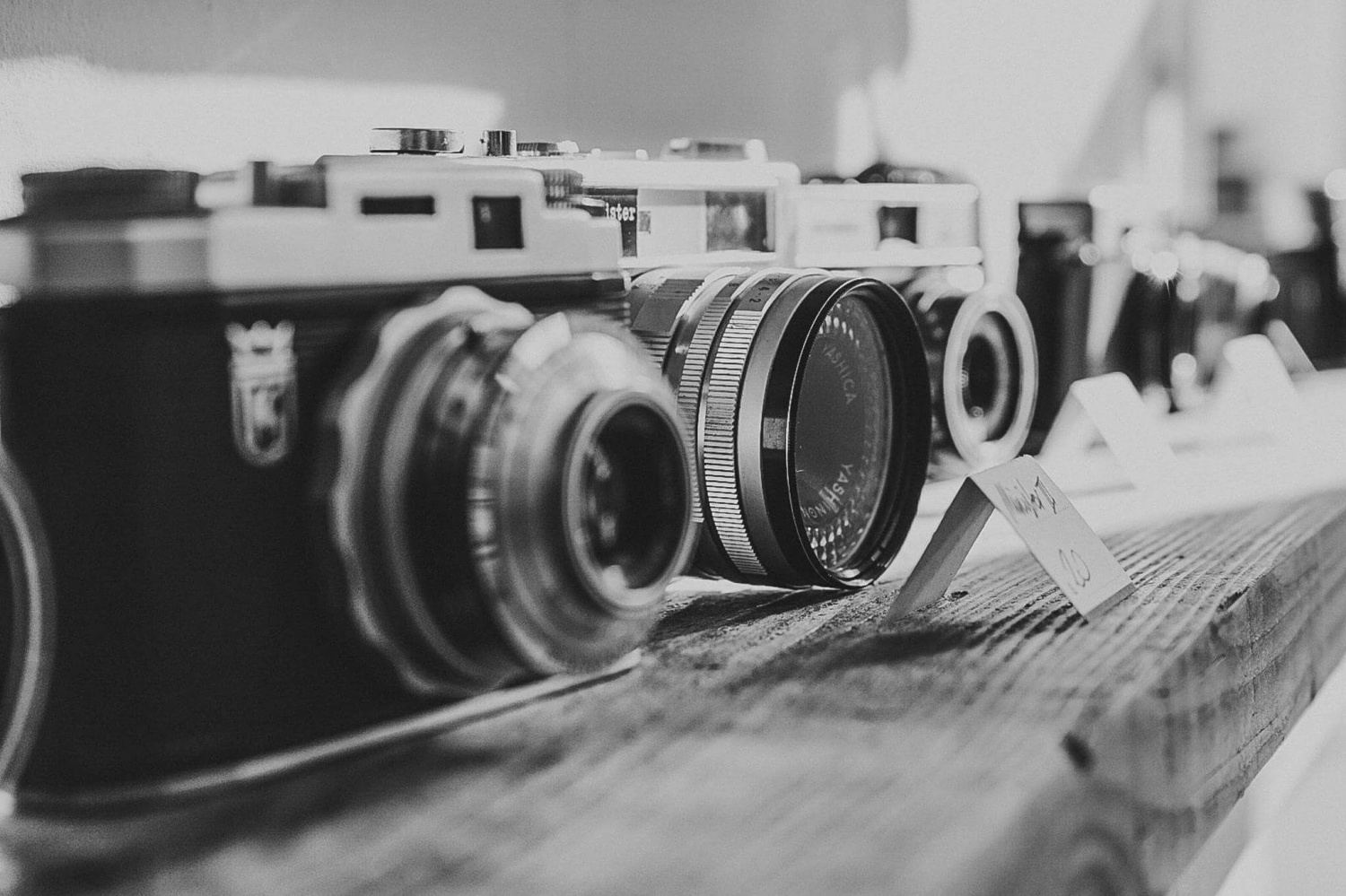 витрина со старыми фотоаппаратами, винтажные фотокамеры, черно-белая фотография