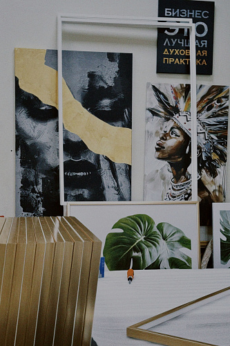 Подготовка багетных рам для будущих картин на холсте.