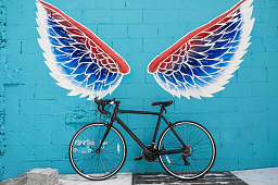 Винтажный велосипед с декоративной рамкой Ретро-велосипед на винтажном цветочном фоне