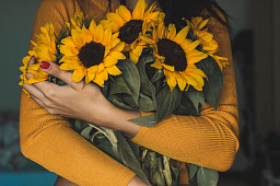 Букет подсолнухов цветы в женских руках флорист 