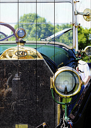Фронт винтажного автомобиля SCAT с отражением моря в стекле круглой фары, итальянский производитель автомобилей из Турина, картина