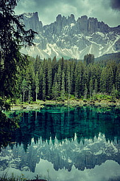 Отражение леса и гор в воде