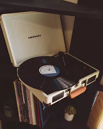 Старинный виниловый проигрыватель crosley 1970 годов