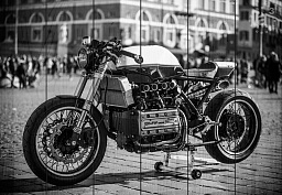 черно-белая старинная фотография винтажного мотоцикла BMW в дневном свете на городской улице