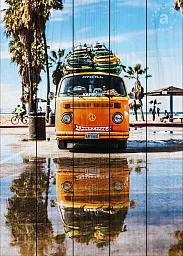 Старинный автобус Volkswagen Type 2 (T2, 1967) Westfalia припаркован на улице, на крыше доски для серфинга, вид спереди