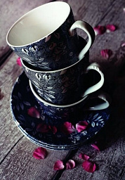 Стопка старинных чашек чая на бирюзовом фоне