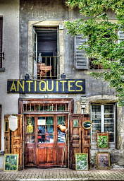 Синий французский антикварный магазин с облупившейся краской в Боне, Бургундия