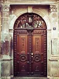 Декоративная деревянная дверь в Мадриде, Испания. Старая архитектура.