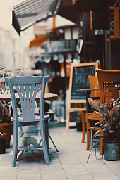 пустые деревянные столы и стулья в кафе, мягкий свет, прохладно, легкая дымка