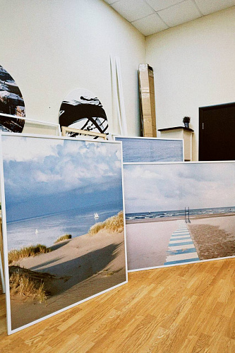 Большие картины на холсте с оформлением в белые рамы